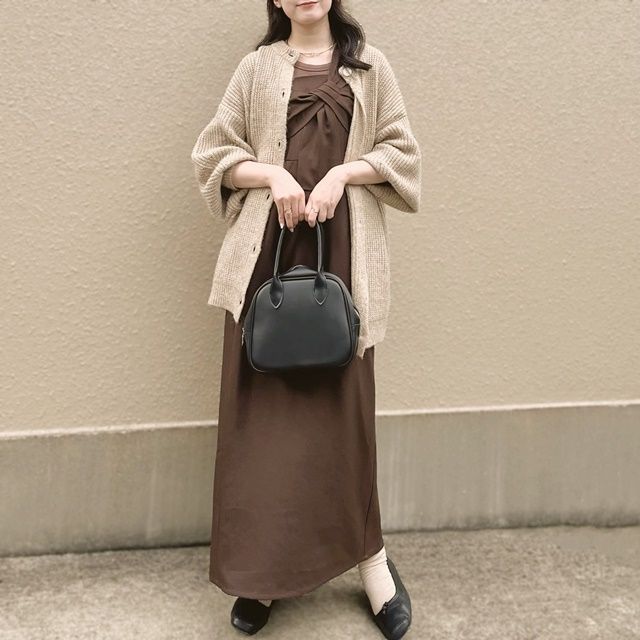 オーバーニットカーディガン×しまむらのブラウンの「変形キャミワンピース」