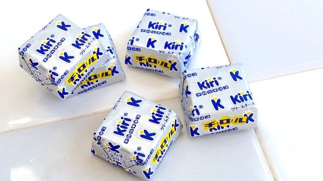 「キリ」「チロルチョコ」コラボ「クリームチーズチョコ〈袋〉」個包装 俯瞰