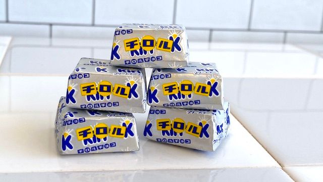 「キリ」「チロルチョコ」コラボ「クリームチーズチョコ〈袋〉」個包装 横から