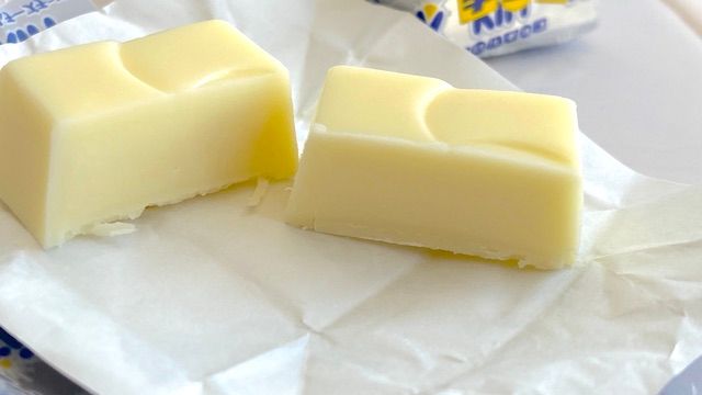 「キリ」「チロルチョコ」コラボ「クリームチーズチョコ〈袋〉」個包装 断面