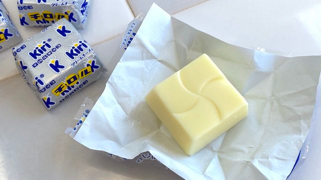 「キリ」「チロルチョコ」コラボ「クリームチーズチョコ〈袋〉」個包装 中身