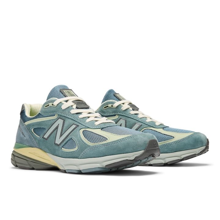 AURALEE × New Balance DUSTY BLUE斜め