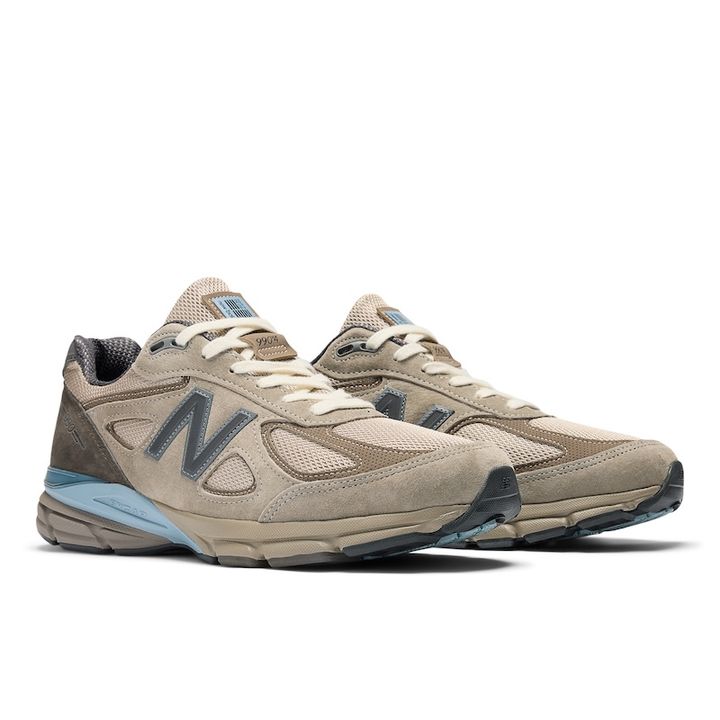 AURALEE × New Balance TAUPE斜め