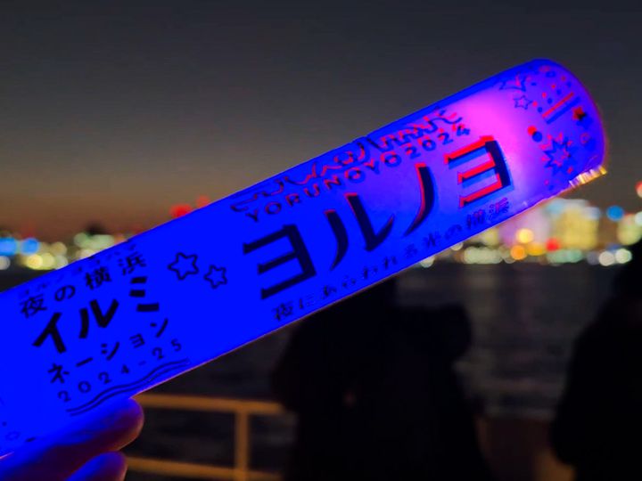 手に持った「ヨルノヨ2024」のペンライト