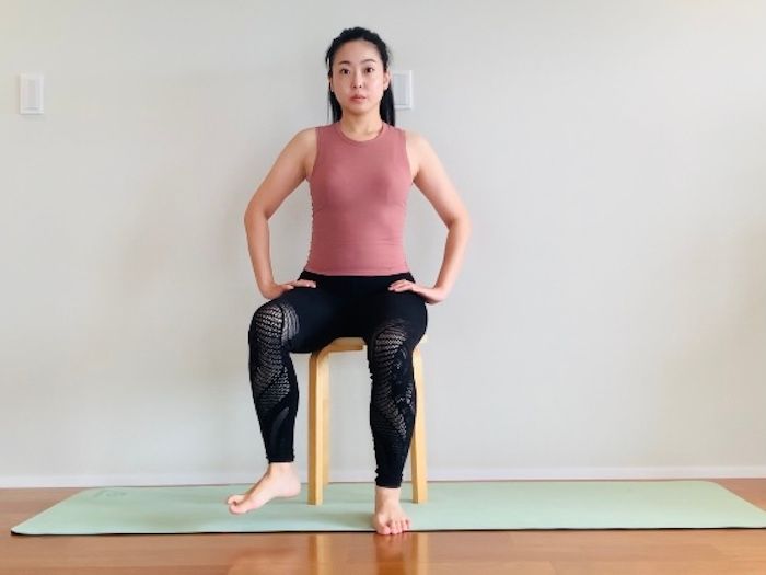 イスに座って脚を開く