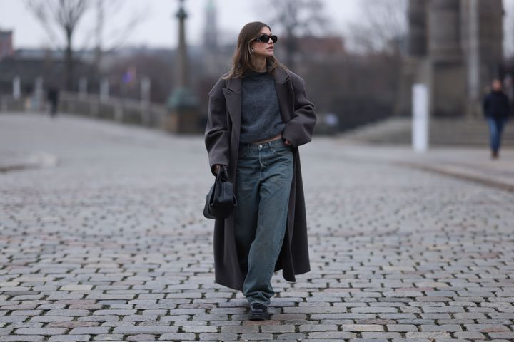 チャンキーブーツは、ワイドパンツの持つカジュアルな魅力を存分に引き立てる最強の相棒。しっかりとしたボリューム感が、リラックス感のあるシルエットをさらに際立たせる。