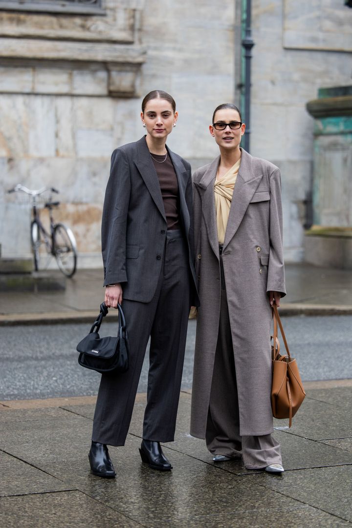 ポインテッドトゥやカウボーイブーツは、ワイドパンツのエレガントな相棒。どちらも多彩な組み合わせが可能で、スタイルに応じてカジュアルにも洗練された印象にも仕上げることができる。