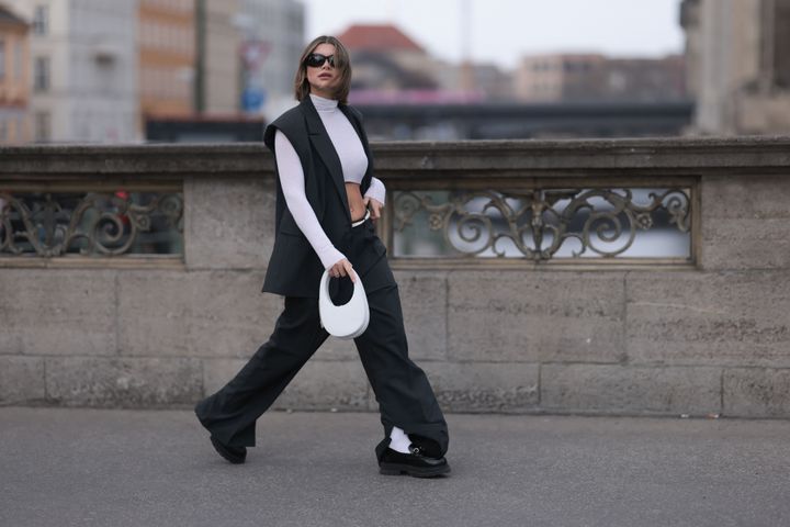 黒のワイドパンツに黒のローファーを合わせれば、究極のモノトーンコーデが完成する。