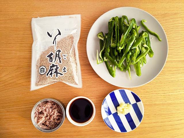 ツナピーマンの材料、ツナ 1缶、ピーマンの細切り 5個、醤油 小さじ1、おろしにんにく 1片がテーブルに並んでいる様子