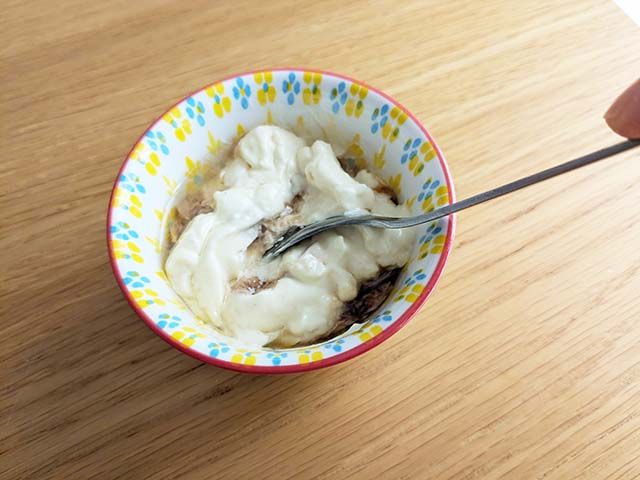 1/2缶、マヨネーズ 大さじ2、醤油 小さじ1/2を容器に入れ混ぜている様子