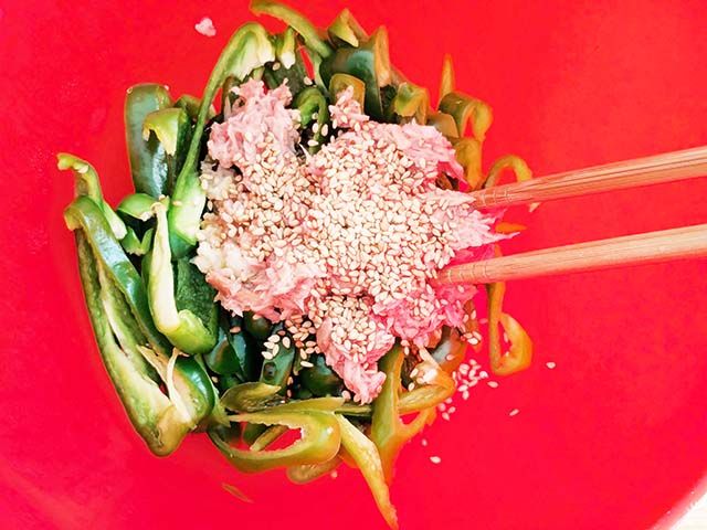 ツナ 1缶、ピーマンの細切り 5個、醤油 小さじ1、おろしにんにく 1片を混ぜ合わせている様子