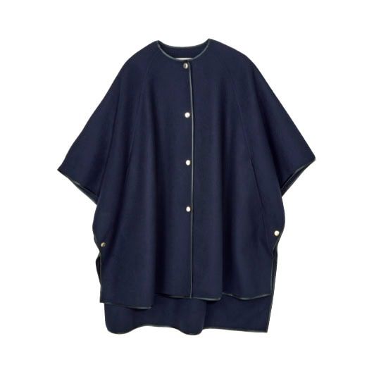 レザーテープのパイピングやゴールドボタンでクラシカルな雰囲気に。前後差のある丈感は横から見ても素敵。￥264,000（マッキントッシュ／トゥモローランド）