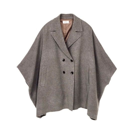 きちんと感のあるダブルボタンも、ポンチョシルエットで個性を発揮。￥30,800（ジャーナル スタンダード レリューム／ジャーナル スタンダード レリューム ルミネ新宿店）