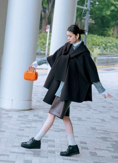 フードマフラー付きケープ￥99,000（ロエフ／エイチ ビューティー＆ユース） シャツ￥41,800（フィーニー） タートルネックプルオーバー￥2,920（アン／アンティローザ） ハーフパンツ￥16, 940（トラッゾ ドンナ／ジャーナル スタンダード レリューム ルミネ新宿店） ピアス￥30,800（エリウ／トゥモローランド） バッグ￥29,700 （パピルス／ピモンテ） ソックス￥3,960（ヤエカ／カジツ） シューズ￥24,200（マルゥ ユナイテッドアローズ＋オデット エ オディール／ユナイテッドアローズ カスタマーサービスデスク）