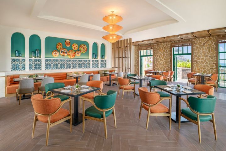 オールデイダイニングの「マーチャント」では、ライブクッキングの朝食ビュッフェ、アラカルトのランチ、ディナーを提供。