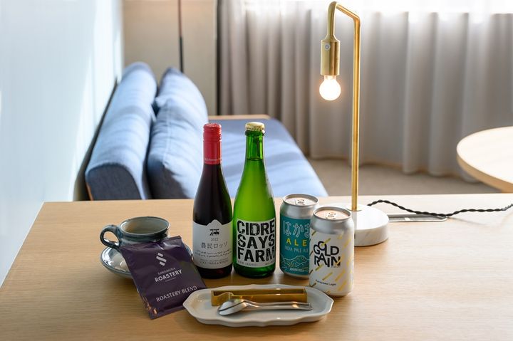 スイートの客室には、北陸のワインやスパークリングワインなども