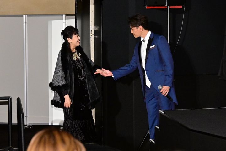 池田理代子「我が作品ながら泣けてきました」加藤和樹の手を取り『ベルばら』完成披露試写会にサプライズ登場