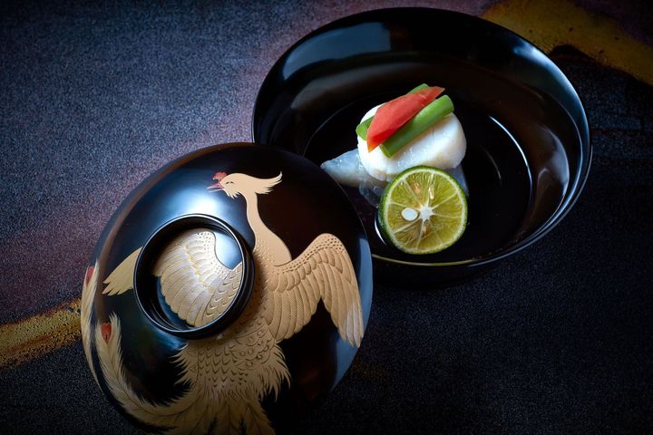 レストラン「水暉」の会席コーナー「Kaiseki Mizuki」では、落ち着いた雰囲気の中で優雅な会席料理が楽しめる。