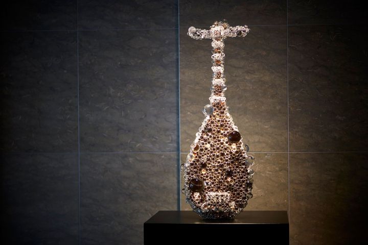 琵琶を無数のクリスタルビーズで覆った名和晃平の作品「PixCell-Biwa（Mica）」。名和独自の表現方法と京都の伝統文化が交錯する。