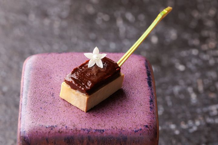 向井酒造の酒粕を使い、田楽に見立てたフォアグラは、レストラン「都季／TOKI」のシグネチャーディッシュ。