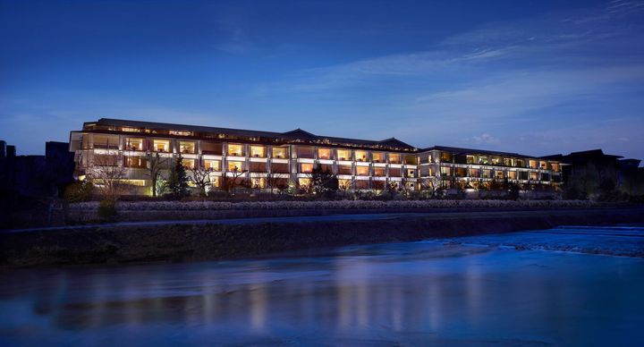 京都駅から北に4㎞ほど。二条の鴨川沿いという絶好のロケーションにある。