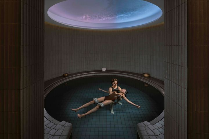 心身の状態を整えるために水中で行うWATSU（水中ボティワーク）。