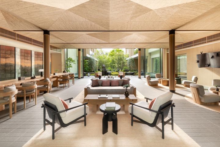 レセプションの壁（左）に「吉村楽入」の楽焼タイルで鞍馬山を描いた屏風を立てた。