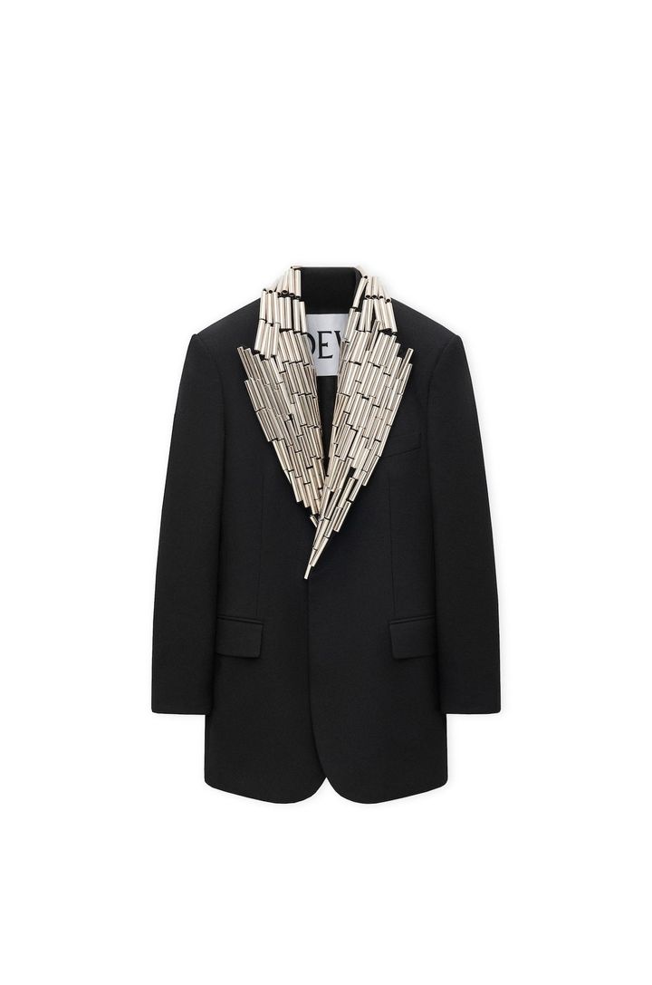 ジャケット ¥1,312,300／LOEWE