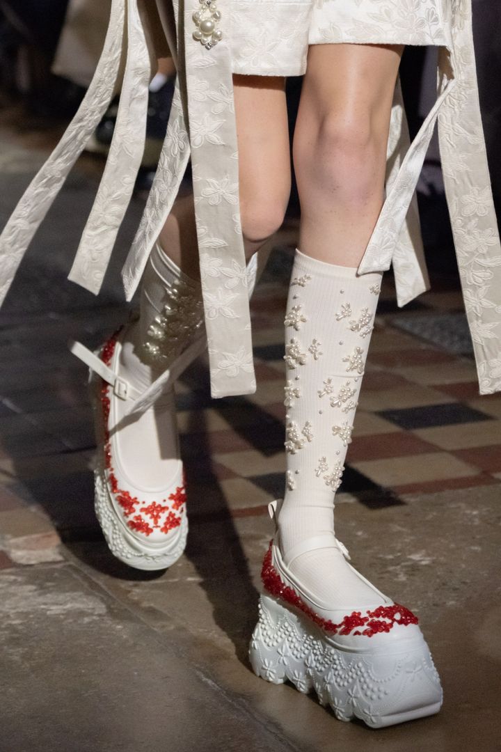 シモーン・ロシャ 2022年春夏コレクションより。