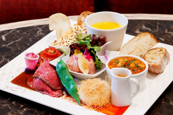 フランス王室公認の紅茶が40種以上。JR大阪駅直結の施設内にオープンした「ダマンリュミエールKITTE大阪店」