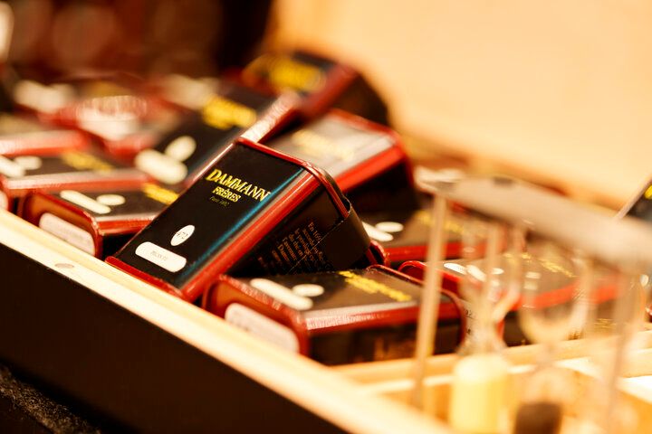 フランス王室公認の紅茶が40種以上。JR大阪駅直結の施設内にオープンした「ダマンリュミエールKITTE大阪店」