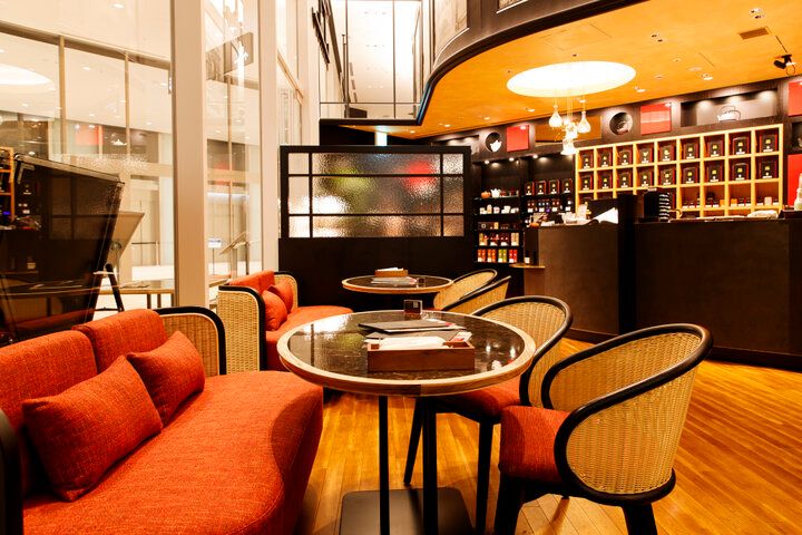 フランス王室公認の紅茶が40種以上。JR大阪駅直結の施設内にオープンした「ダマンリュミエールKITTE大阪店」