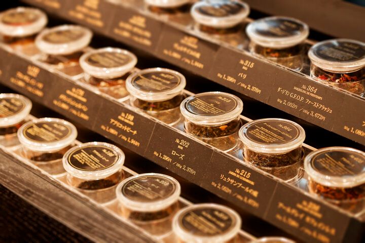 フランス王室公認の紅茶が40種以上。JR大阪駅直結の施設内にオープンした「ダマンリュミエールKITTE大阪店」