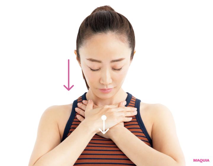 垢抜けたいなら「首」と「肩」をケア！ 長い首を取り戻すストレッチを神崎恵さんが実践_5