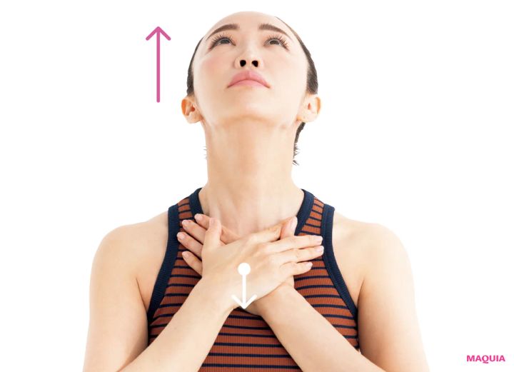垢抜けたいなら「首」と「肩」をケア！ 長い首を取り戻すストレッチを神崎恵さんが実践_6