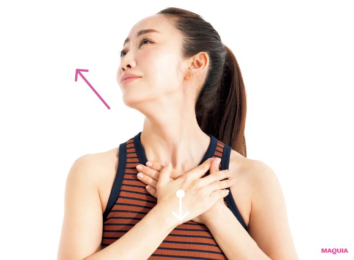 垢抜けたいなら「首」と「肩」をケア！ 長い首を取り戻すストレッチを神崎恵さんが実践_7