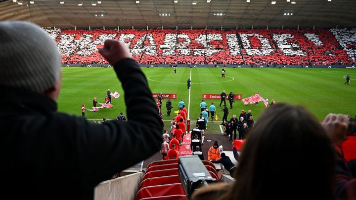 イギリスで珍事！？記者会見中に天井が崩落…驚きの瞬間の一部始終がコチラ