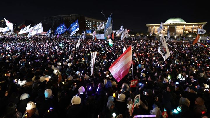 大統領弾劾を求めるデモにサッカーファンが集結。レッドカードを掲げて「大統領は退場しろ！」