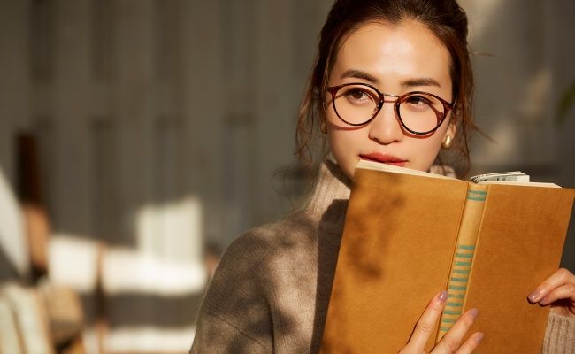 本を読む女性