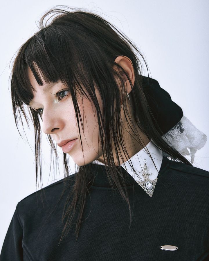 カフス ベルテッド プルオーバー¥29,000 ※12月下旬順次発送予定 ベロア レース シュシュ ¥20,000／ともにTANAKADAISUKE（タナカ ダイスケ）