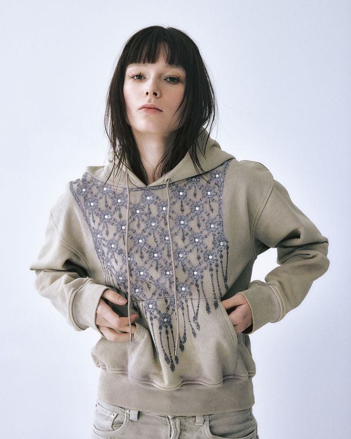 ロンバス メタル プリント ビジュー フーディ ¥35,000／TANAKADAISUKE（タナカ ダイスケ）※1月上旬順次発送予定