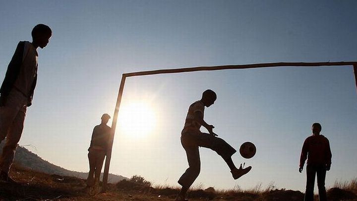 交代させられた23歳選手が「大暴れ」…監督の胸ぐらを掴んで詰め寄る衝撃事件が発生