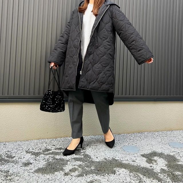 UNIQLOのライトグレーの「スフレヤーンクルーネックセーター」×スマートアンクルパンツ