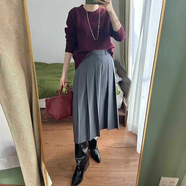 UNIQLOのワインの「スフレヤーンクルーネックセーター」×プリーツミディスカート