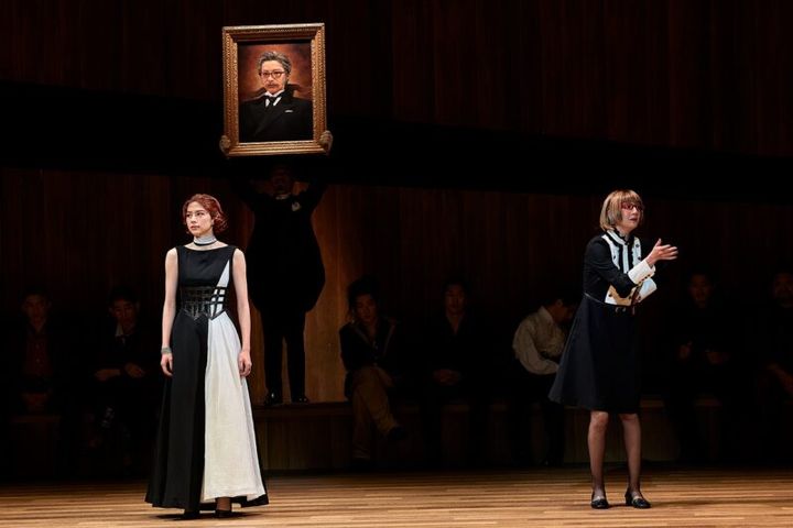 舞台『ヴェニスの商人』 ポーシャ役の佐久間由衣、ネリッサ役の長井短