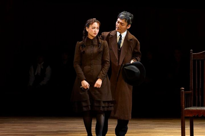 舞台『ヴェニスの商人』 シャイロック役の草彅剛、ジェシカ役の華優希