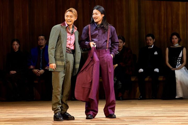 舞台『ヴェニスの商人』 バサーニオ役の野村周平とロレンゾー役の小澤竜心