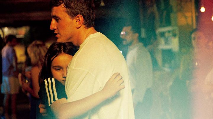 男性が女性を抱きしめている、映画『aftersun アフターサン』の場面写真