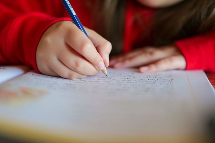 英語の宿題をする女の子の手元