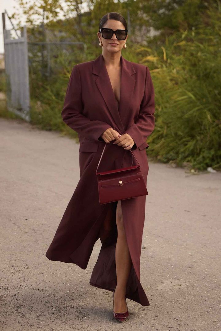 画像: くすみレッドのコートをドレスのように着こなして